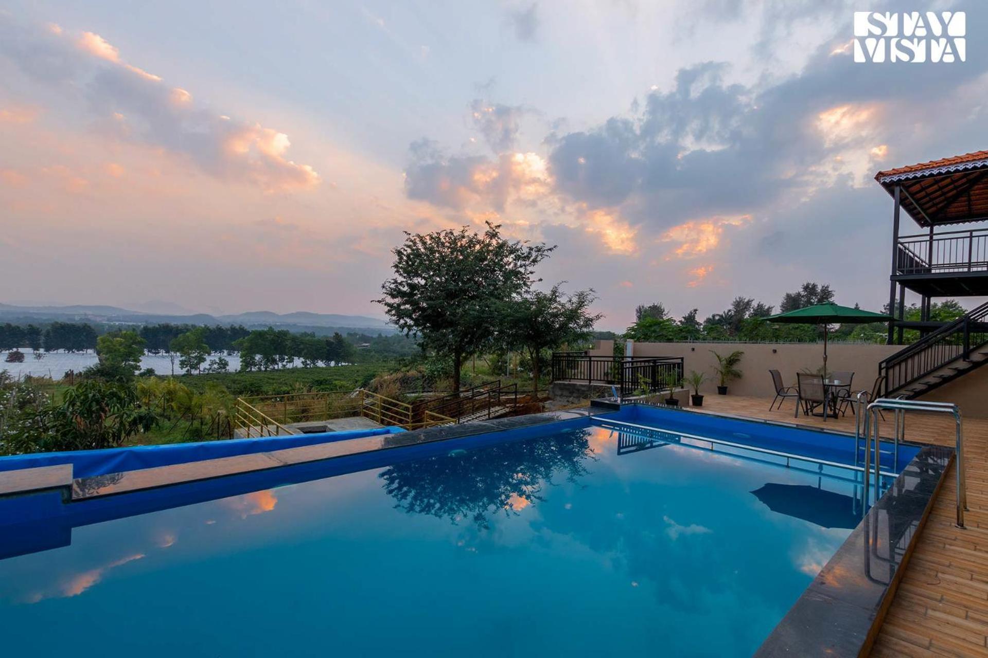 Stayvista'S Harvest Haven - Pool-View Villa With Deck & Machan Near Sula 纳西克 外观 照片